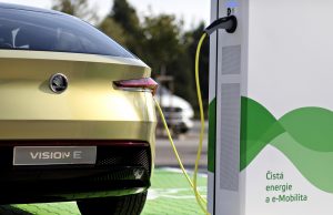 Skoda construye 7.000 puntos de recarga eléctrica