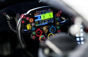 De un simple volante a un centro de control multifunción