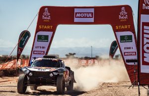 Victoria de Carlos Sainz y MINI en la primera etapa del Dákar